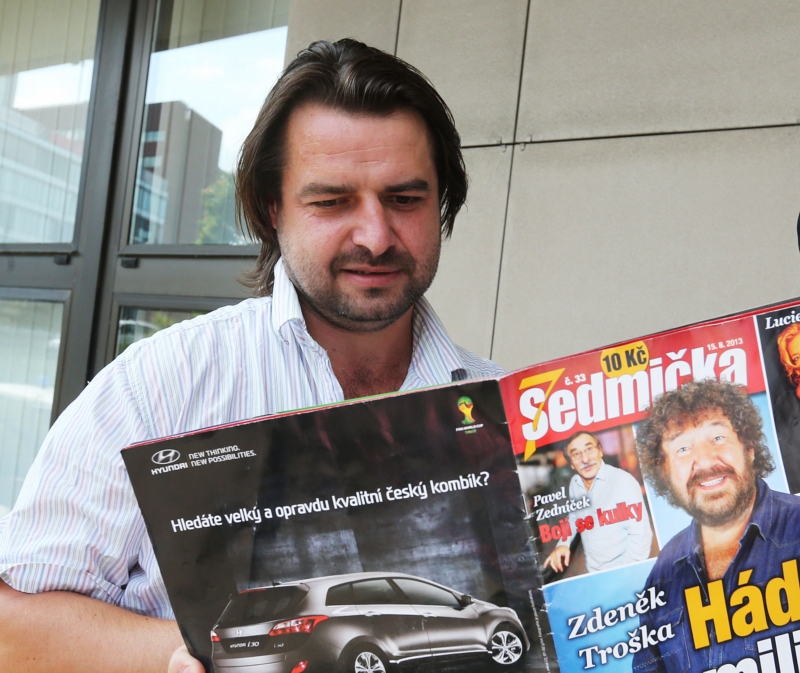 Zdeněk Macura si čte o Ivetě Bartošové v časopise SEDMIČKA.