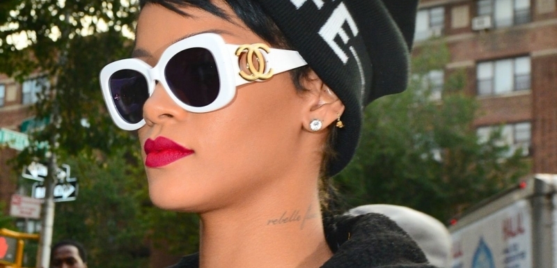 Rihanna ráda střídá účesy a k tomu vymýšlí nejrůznější módní kreace.