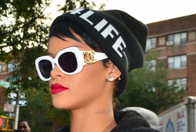 Rihanna ráda střídá účesy a k tomu vymýšlí nejrůznější módní kreace.