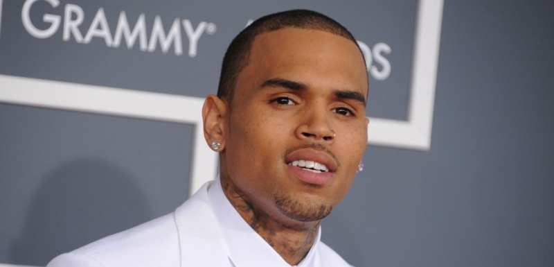 Chris Brown teď bude uklízet americké ulice.