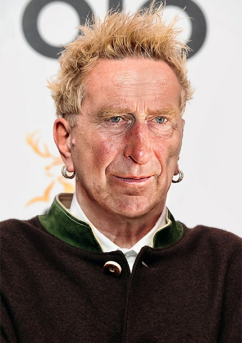 Drsňák Charles jako frontman skupiny Sex Pistols Johnny Rotten.