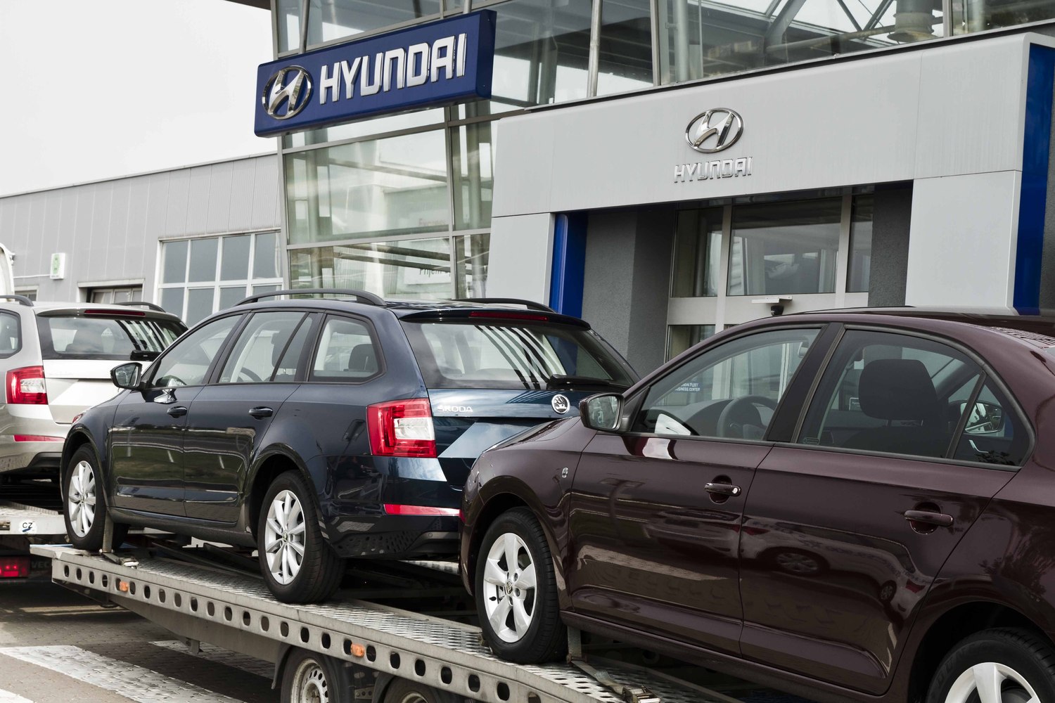 Před vybrané autosalony Hyundai míří škodovky. Zákazníci se tak mohou okamžitě přesvědčit, kdo je nejlepší.