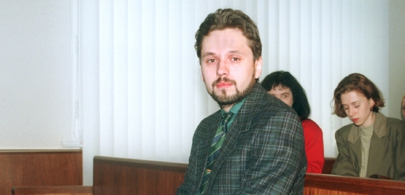Roman Tříska v roce 1995 u soudu. Ten ho – stejně jako policie – všech obvinění zprostil.