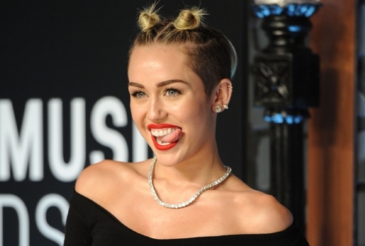 Miley a vypláznutý jazyk? To není nic nového.
