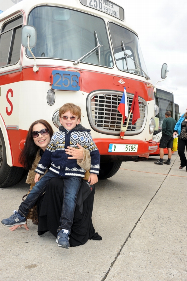 Se synem Románkem Míša vyrazila na den otevřených dveří do pražského Dopravního podniku. Její syn je totiž velkým milovníkem autobusů!