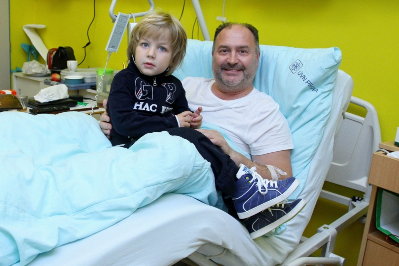 Do nemocnice za ním dorazil i jeho rozkošný vnuk Sebastian.