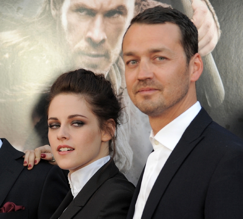 Kristen (vlevo) podvedla Roberta s režisérem Rupertem Sandersem (vpravo).