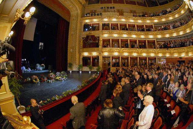 Při pohřbu Josefa Vinkláře se Národní divadlo zaplnilo do posledního místečka.