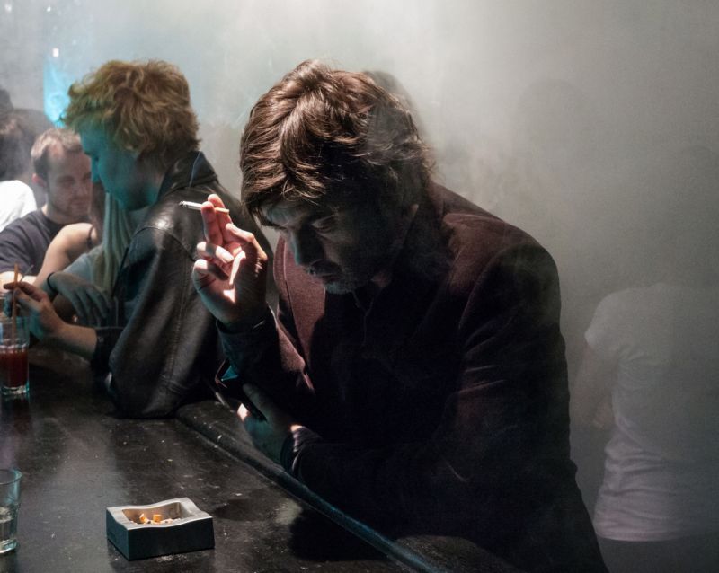 Alkohol a cigarety jsou hlavní postavě Nestoru Bukowskému věrným společníkem.