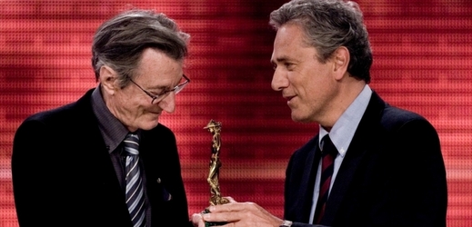 Režisér Carlo Lizzani (vlevo) přebírá cenu za celoživotní dílo.