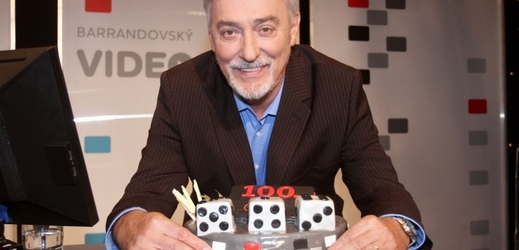 Jan Rosák oslavuje stý díl Barrandovského videostopu.