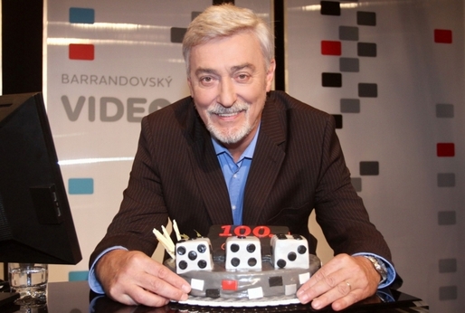 Jan Rosák oslavuje stý díl Barrandovského videostopu.