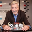 Jan Rosák oslavuje stý díl Barrandovského videostopu.