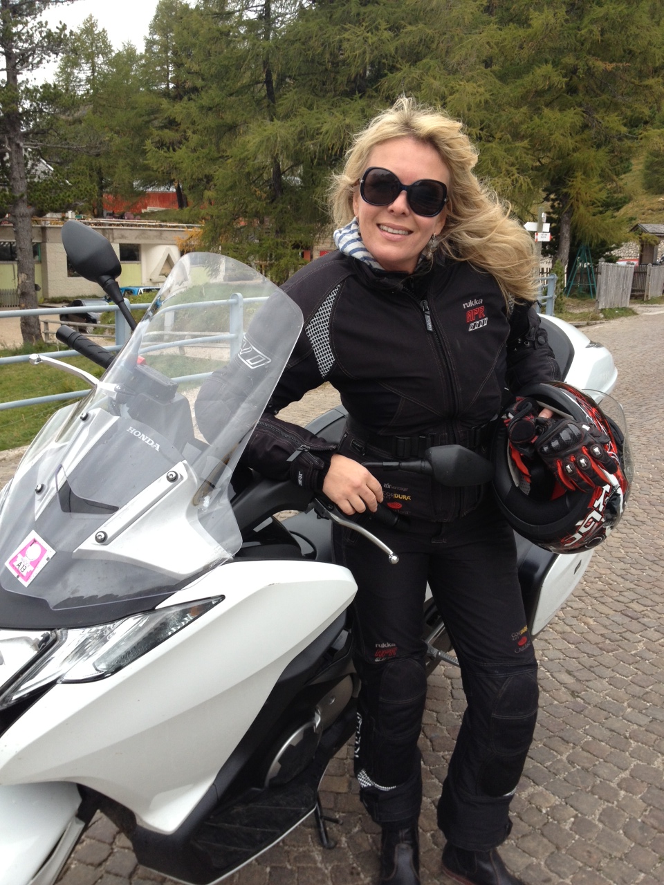 Sympatická herečka vyrazila na motorce do Dolomit.