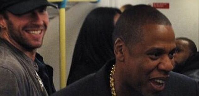 Tohle se jen tak nevidí. Jay-Z a Chris Martin v metru.