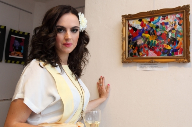 Umělkyně a reportérka televize Barrandov Olga Path Štiplová včera představila svou první výstavu fotografií.