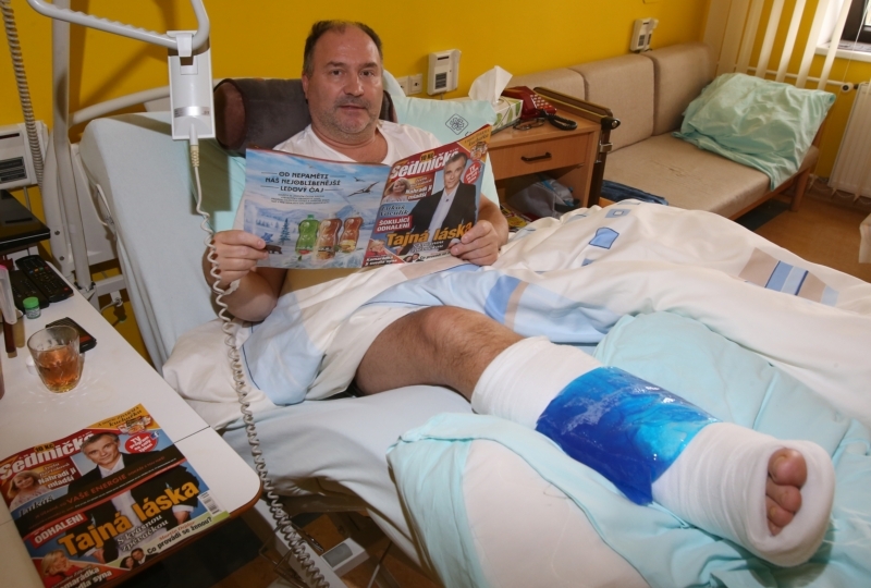 Michal David musel kvůli zlomenému kotníku zůstat několik dní v nemocnici.