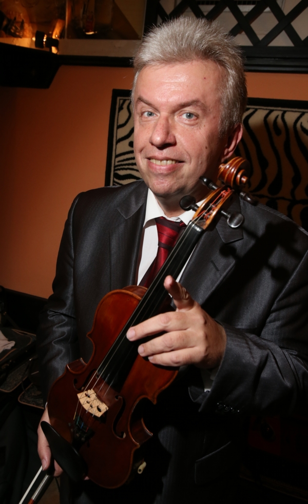 Jaroslav Svěcený Václavovi zahrál na housle.