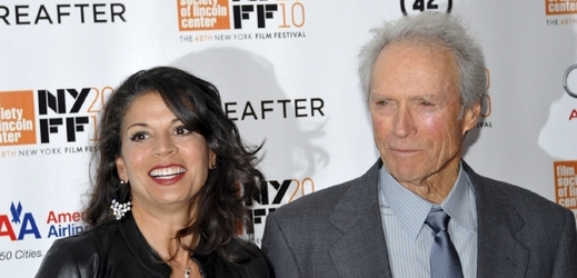 Clint Eastwood se s Dinou rozvádí.