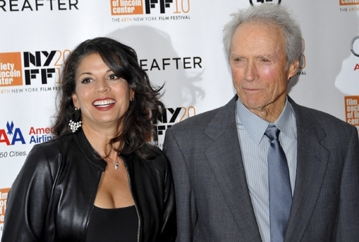 Clint Eastwood se s Dinou rozvádí.