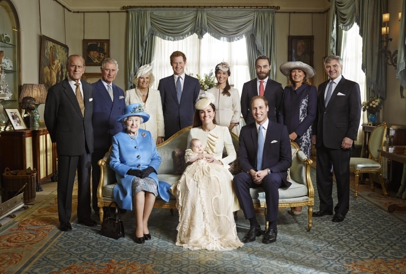 Snímek zachycuje celkem čtyři generace - od malého George až po královnu Alžbětu II.