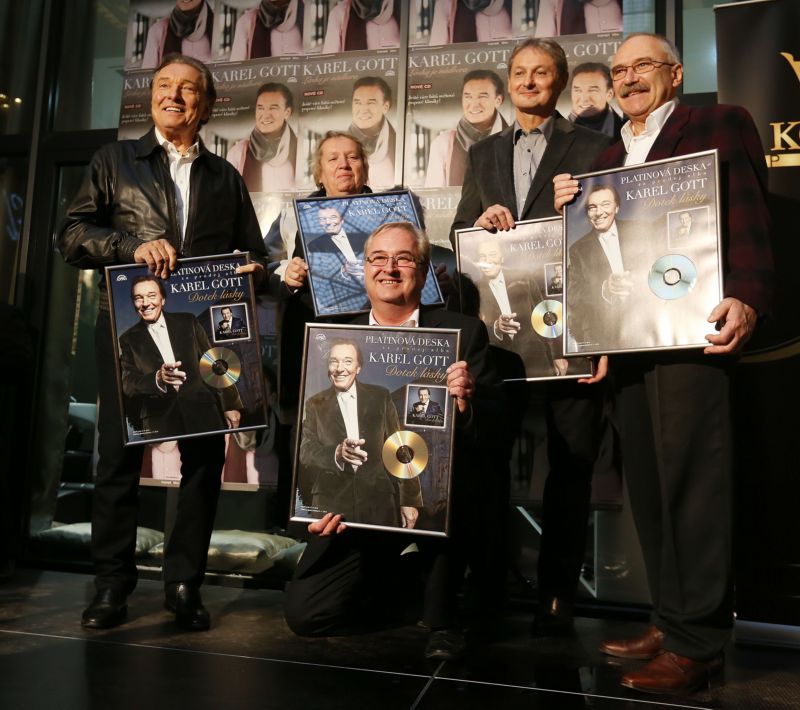 Za své předchozí album dostali Karel Gott a jeho tým platinovou desku.
