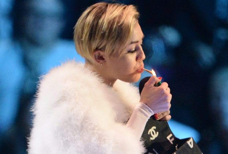 Miley si na pódiu zahulila.