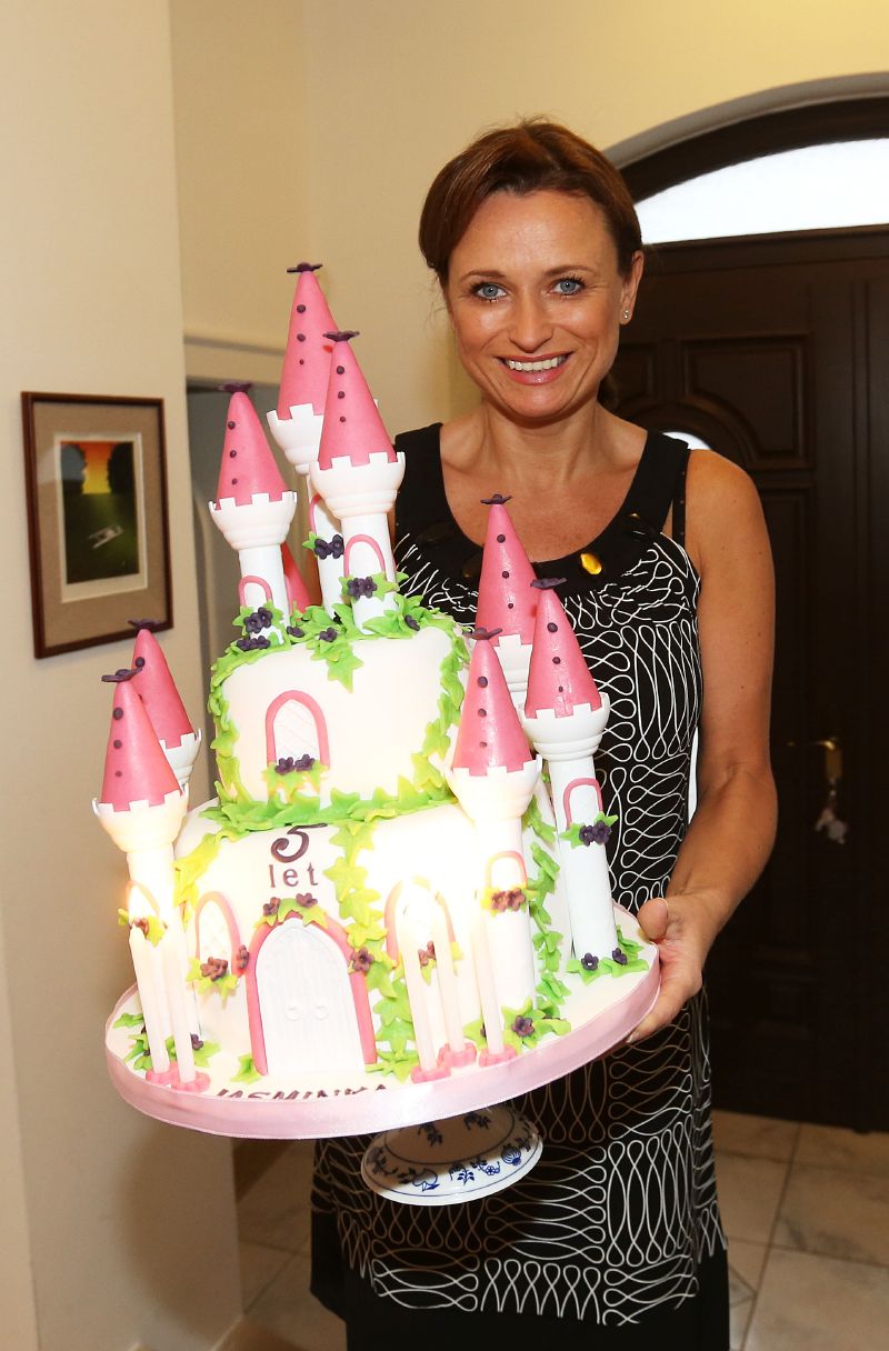 Jana Adamcová s obřím dortem ve tvaru zámku.