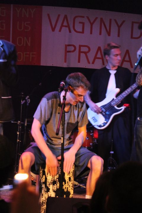 Bubeník Mates na cajónu během akustické části produkce.