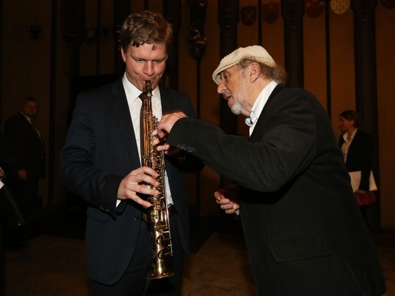 Na akci nechyběl ani Jiří Stivín, který se snažil naučit hrát na svou flétnu pražského primátora Tomáše Hudečka.