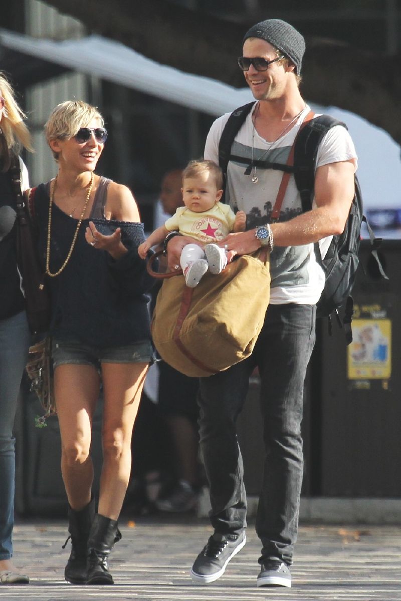 Chris Hemsworth má zvláštní způsob přepravy dětí.