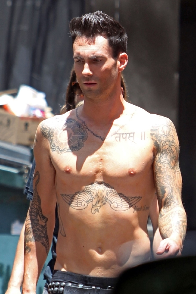 Adam má nespočet tetování.