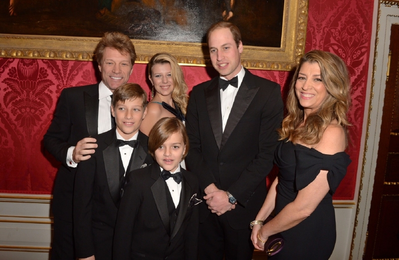 I princ William absolvoval povinné focení s rodinou slavného zpěváka.