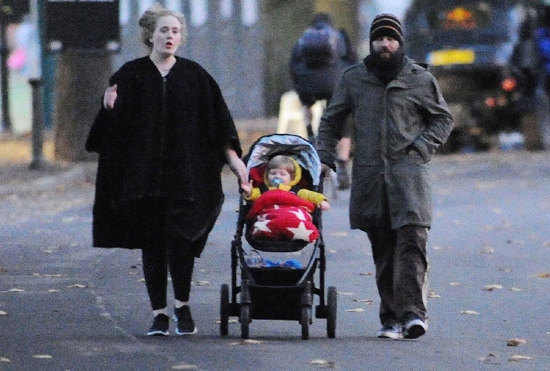 Batman a Robin? Ne, Adele vyrazila ven s celou rodinou.