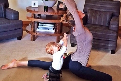 Gisele cvičí jógu i s malou Vivian.