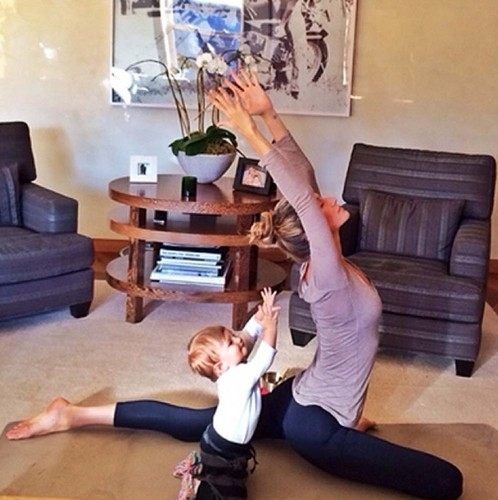 Gisele cvičí jógu i s malou Vivian.