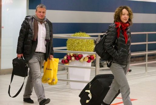 Martin Komárek a jeho partnerka na letišti po příletu ze Španělska.
