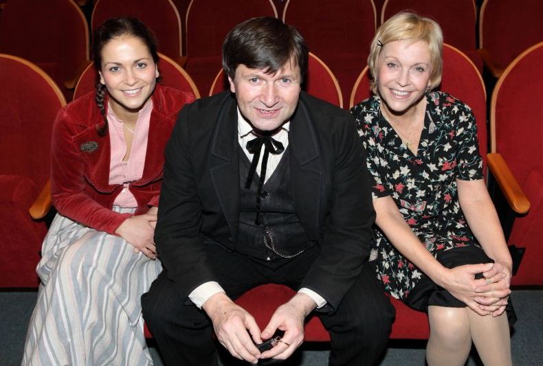 Jan Hrušínský obsadil do nové divadelní hry svou ženu a dceru.