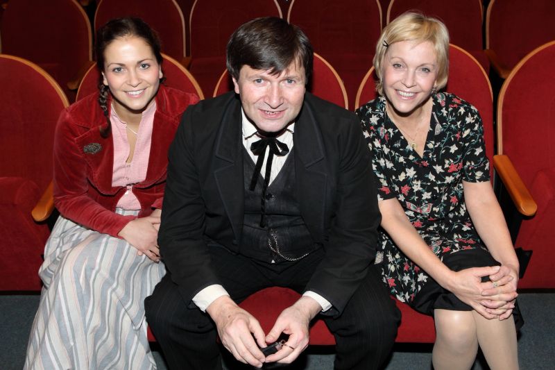 Jan Hrušínský obsadil do nové divadelní hry svou ženu a dceru.