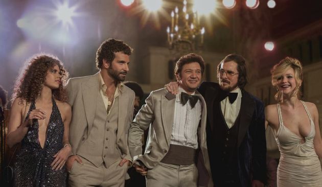 Ve snímku American Hustle se to jen hemžilo slavnými herci. Zleva: Amy Adamsová, Bradley Cooper, Jeremy Renner, Christian Bale a Jennifer Lawrenceová.