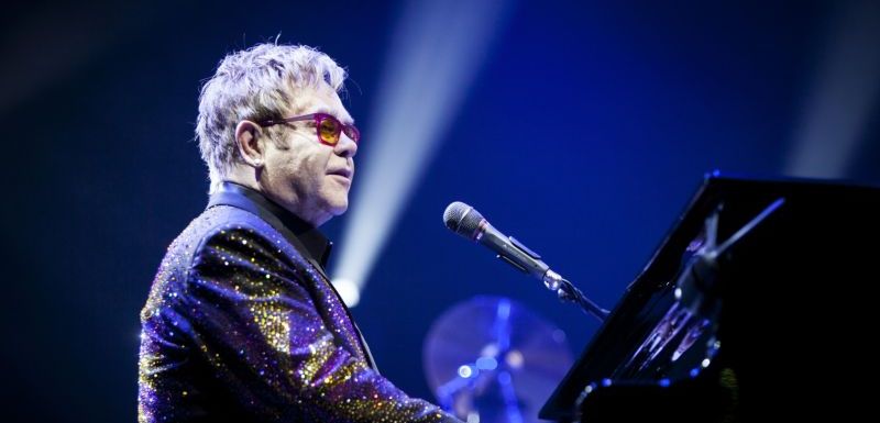Elton John dnes dorazí do Prahy a vystoupí v O2 areně!