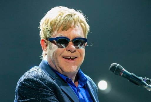 Elton John už dorazil do Prahy.