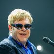 Elton John už dorazil do Prahy.