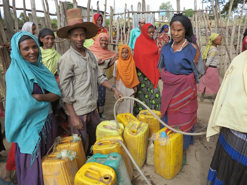 V některých částech světa, jako třeba v Etiopii, chodí lidé každý den i desítky kilometrů tam a zpátky pro pitnou vodu