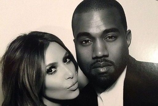 Rodinné vánoční focení odnesl i Kanye West, se kterým má Kardashianová dceru North.
