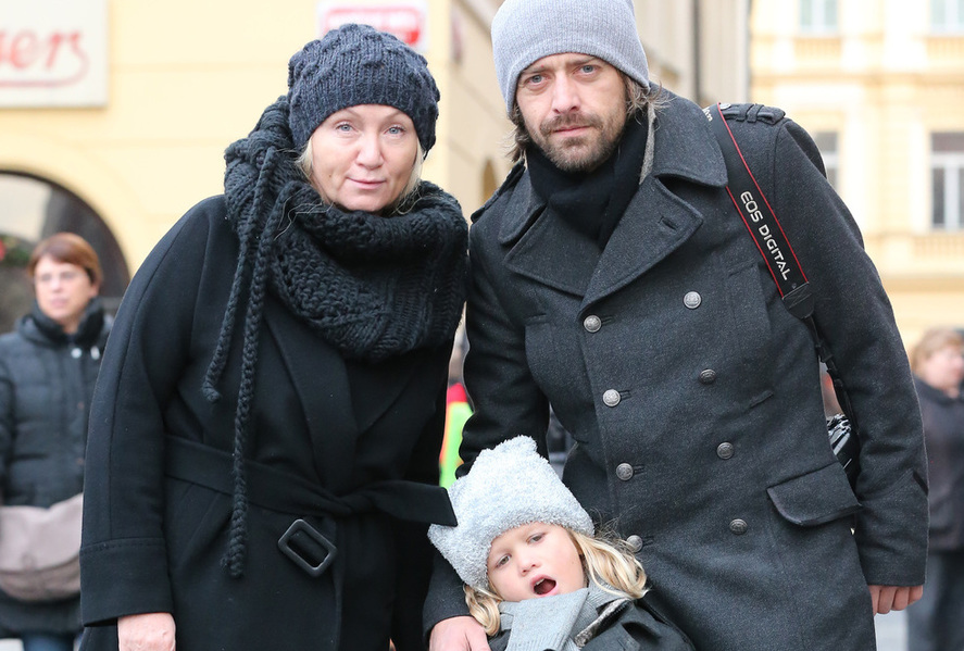 Bára Basiková s partnerem a synem.