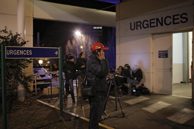 Novináři čekají před nemocnicí v Grenoblu na zprávy o Schumacherově stavu.