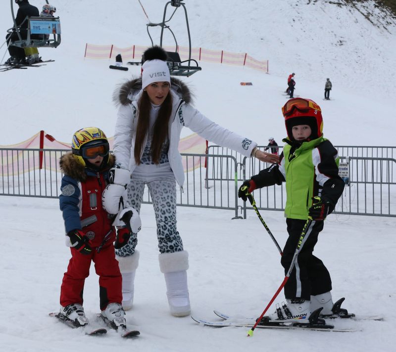 Andrea Verešová s dětmi na svahu.