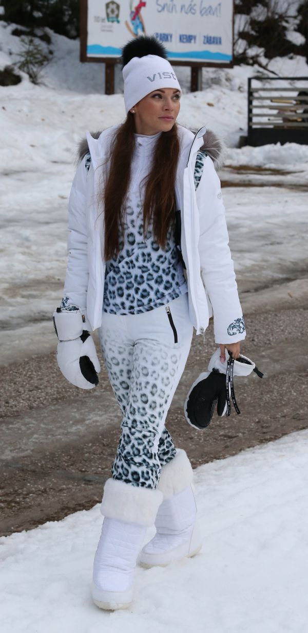 Modelka bere návštěvu lyžařského střediska také trochu jako módní přehlídku.