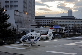 Do nemocnice transportoval Schumachera vrtulník.